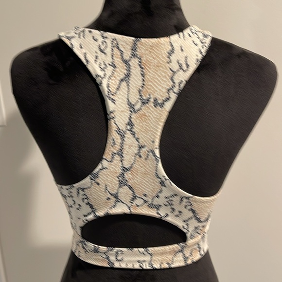 Sports tops set of 4 multiple colors - Picture 3 of 9